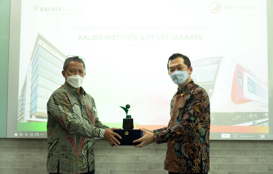 Rektor Kalbis Institute Naik Henokh Parmenas (kanan) bersama Direktur Utama PT LRT Jakarta Wijanarko (kiri).