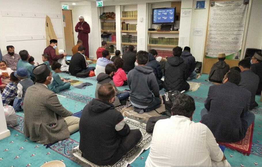 Pelaksanaan shalat Idulfitri di Masjid Markaz Bilal ISOC Universitas Southampton, Inggris, Kamis 13 Mei 2021.