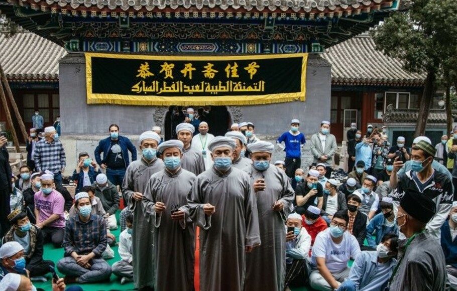 Imam dan pengurus Masjid Niujie, Beijing, bersiap memimpin salat Idulfitri, Kamis 13 Mei 2021. 