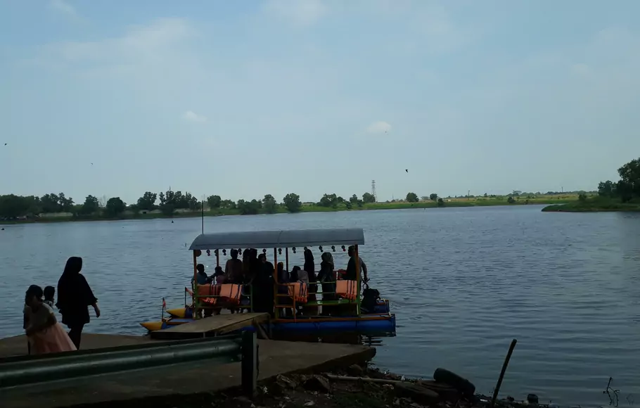 Wisata air menjadi daya tarik di Situ Cibeureum, Tambun Selatan, Kabupaten Bekasi, Jumat, 14 Mei 2021.