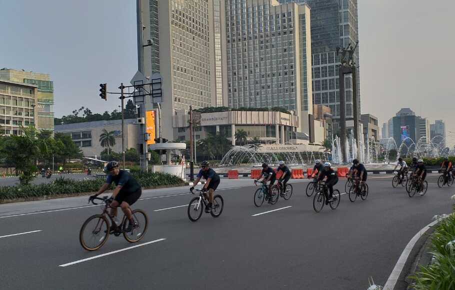 Sejumlah warga masyarakat memanfaatkan liburan lebaran dengan berolahraga di kawasan Sudirman-Thamrin, di Jakarta, Sabtu, 15 Mei 20021. Terkait larangan mudik dan pembatasan kuota tempat wisata, sejumlah warga memilih berolahraga sepeda dan joging untuk membuang kebosanan berada di rumah.