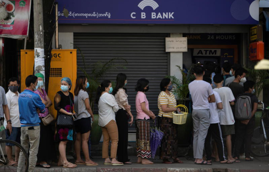 Masyarakat Myanmar berbondong-bondong menarik uang dari ATM.