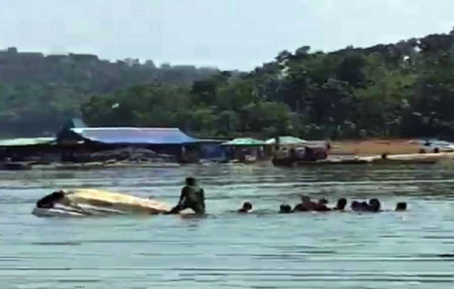 Para penumpang menyelamatkan diri saat perahu yang ditumpangi tenggelam di Waduk Kedung Ombo, Dukuh Bulu, Desa Wonoharjo, Kecamatan Kemusu Kabupaten Boyolali, Jawa Tengah, Sabtu 15 Mei 2021.