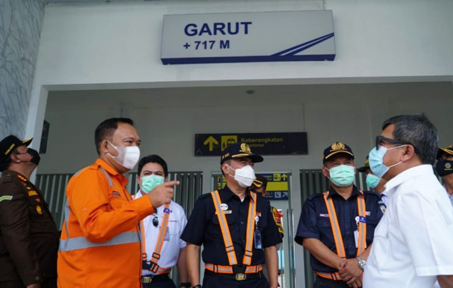 Bupati Garut Rudy Gunawan (kanan) menerima kunjungan jajaran direksi PT KAI di Stasiun Garut, Kabupaten Garut, Jawa Barat, Sabtu 15 Mei 2021.