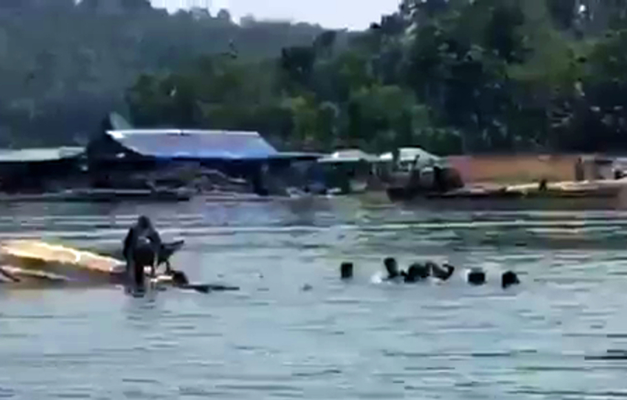 Para penumpang menyelamatkan diri saat perahu yang ditumpangi tenggelam di Waduk Kedung Ombo, Dukuh Bulu, Desa Wonoharjo, Kecamatan Kemusu Kabupaten Boyolali, Jawa Tengah, Sabtu 15 Mei 2021.