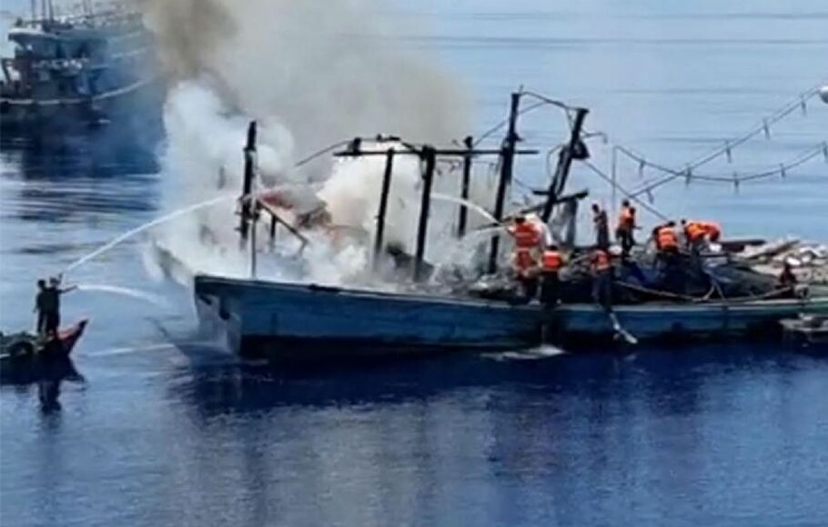 Sejumlah personel TNI Angkatan Laut dari KRI Sultan Thaha Syaifudin-375 tengah berusaha memadamkan api di KM Sinar Mas yang mengalami kebakaran di laut Natuna Utara, Sabtu (15-5-2021).