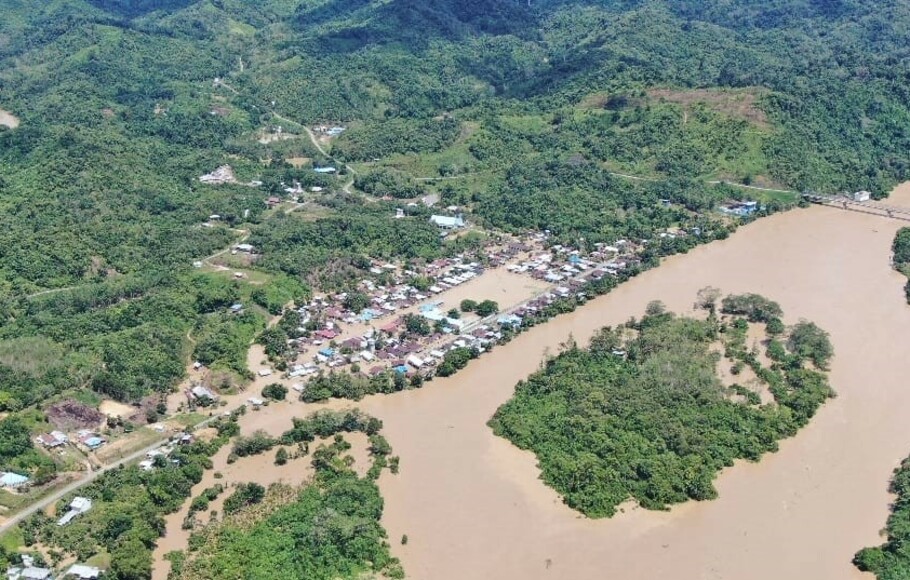 Banjir menerjang tiga kecamatan di Kabupaten Malianu, Kalimantan Utara, Minggu 16 Mei 2021.