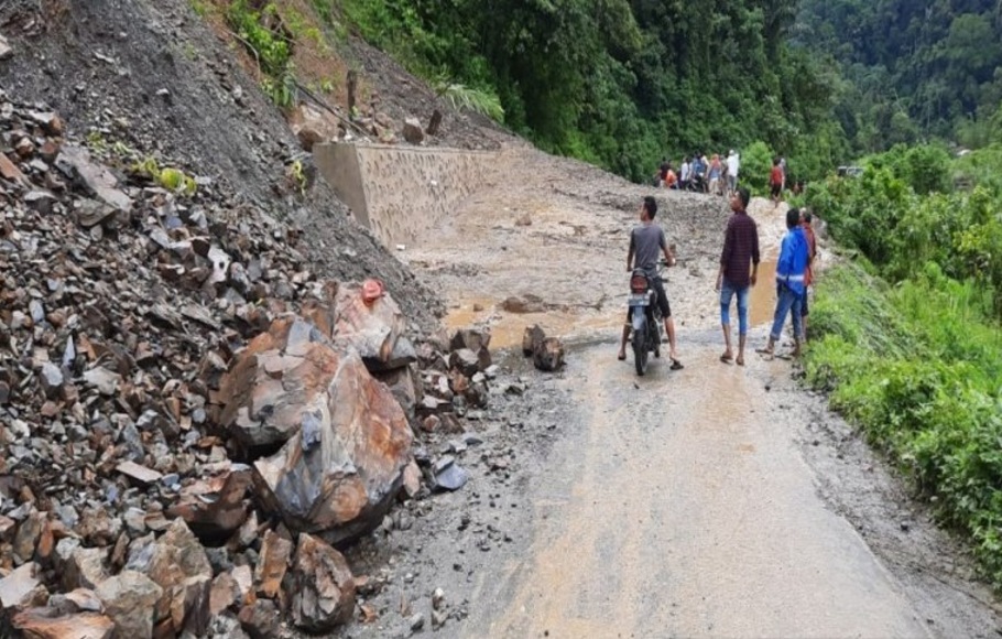 Tanah longsor menutupi jalan provinsi ruas Kotanopan - Ulu Pungkut di titik Saba Raja, Kecamatan Ulu Pungkut, Kabupaten Mandailing Natal, Sumatera Utara.