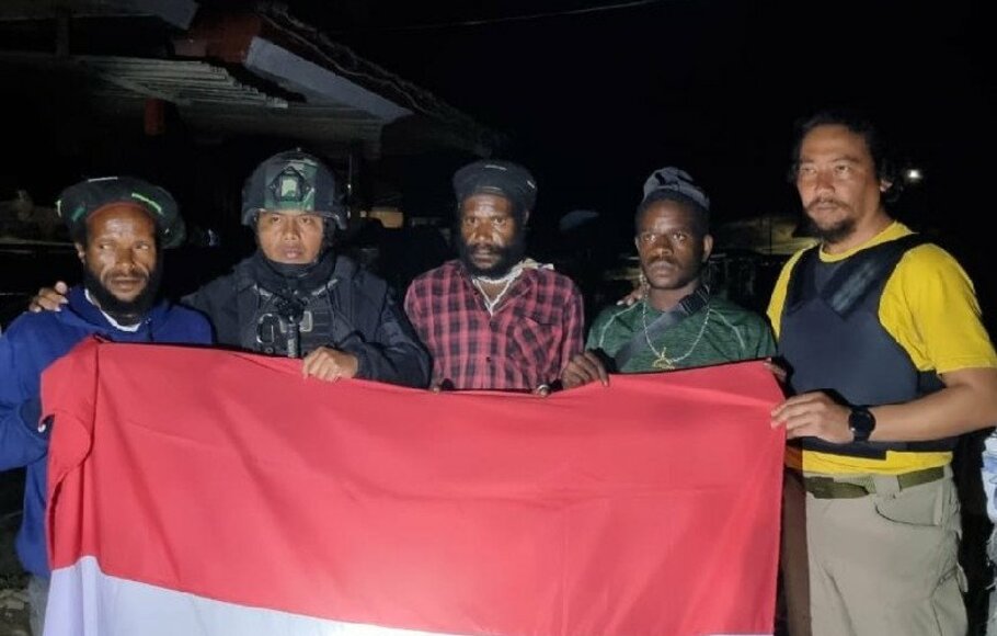 Tiga anggota KKB kelompok Lekagak Telenggen menyerahkan diri ke Satgas Pamtas Yonif 715/MTL di kampung Tanah Merah, Kabupaten Puncak, Sabtu, 15 Mei 2021 
