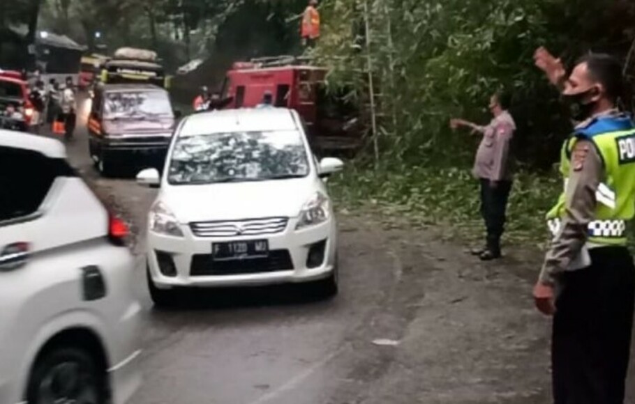 Jalur selatan Cianjur, Jawa Barat, tepatnya di Kecamatan Cibeber, terputus akibat longsor yang terjadi menjelang malam, akibatnya antrean panjang kendaraan dari kedua arah mencapai 2 kilometer, Minggu 16 Mei 2021.
