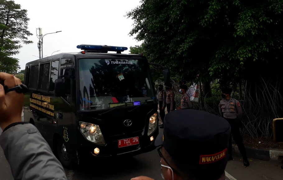 Mobil tahanan Kejaksaan Negeri Jakarta Timur yang membawa Rizieq Syihab tiba di PN Jakarta Timur, Senin, 17 Mei 2021.