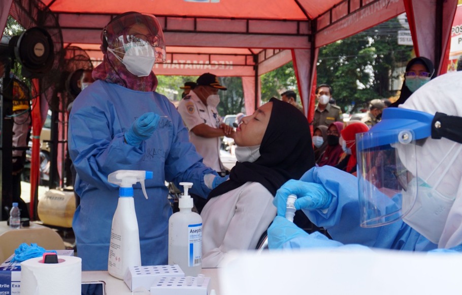 Pemkot Tangerang mengadakan tes antigen di Pasar Lama, Senin, 17 Mei 2021.