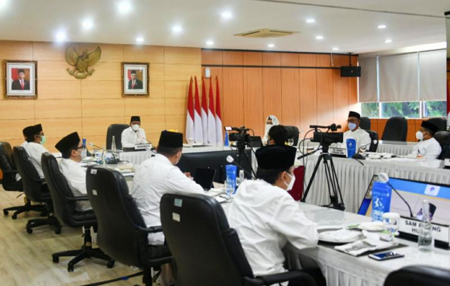 Menkominfo Johnny G Plate bersama pejabat pimpinan tinggi madya dalam Halal bihalal Lebaran Digital Keren yang berlangsung tatap muka terbatas dan virtual dari Kantor Kementerian Kominfo, Jakarta, Senin 17 Mei 2021.