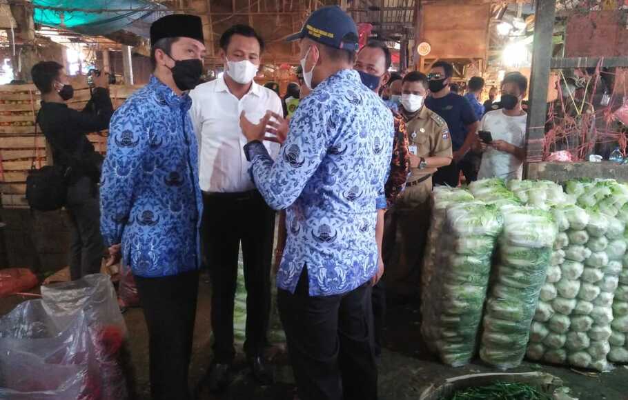 Wakil Wali Kota Bogor Dedie A Rachim saat meninjau Pasar Teknik Umum Kemang, Kota Bogor, Senin, 17 Mei 2021.