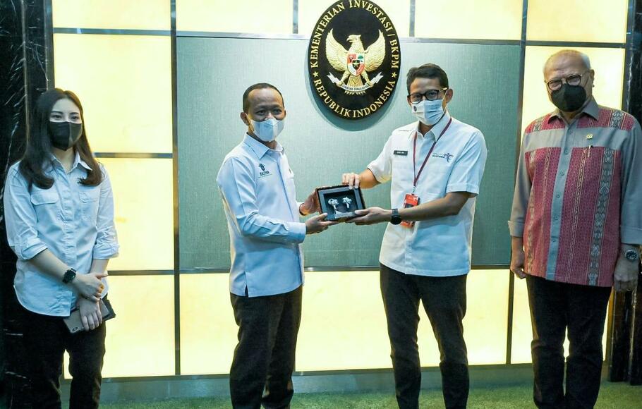 Menteri Pariwisata dan Ekonomi Kreatif (Menparekraf), Sandiaga Salahuddin Uno bersama Menteri Investasi/Kepala Badan Koordinasi Penanaman Modal (BKPM), Bahlil Lahadalia, di Kantor BKPM, Jakarta.