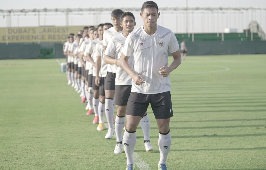 Tim nasional Indonesia menjalani latihan di bawah arahan pelatih Shin Tae-yong di lapangan JA Centre of Excellence & Shooting Club Dubai, Rabu, 19 Mei 2021. 