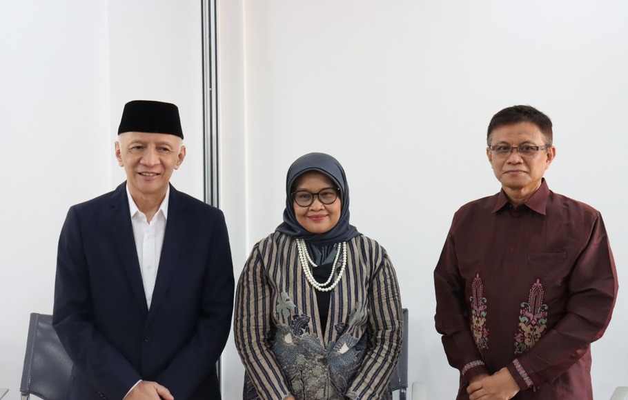Rektor Universitas Paramadina Jakarta, Didik J Rachbini (kanan) bersama Ketua Umum Yayasan Wakaf Paramadina, Hendro Martowardojo (kiri) dan Prima Naomi, pejabat rektor sebelumnya. 
