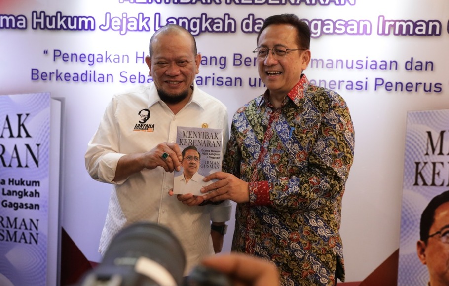 Ketua DPD AA LaNyalla Mahmud Mattalitti (kiri) menghadiri kegiatan Webinar Kebangkitan Nasional dan Peluncuran Buku Mantan Ketua DPD RI Irman Gusman di Jakarta, pada 20 Mei 2021.  