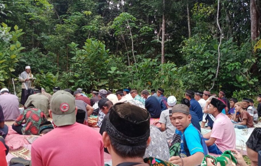 Umat muslim korban banjir di Desa Semerantau, Kecamatan Kalis, Kapuas Hulu Kalimantan Barat, melaksanakan salat Jumat di lapangan terbuka di dataran tinggi, Jumat, 21 Mei 2021.