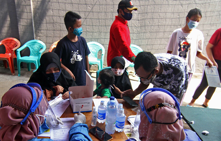 Petugas mendata warga yang sedang menerapkan mikro lockdown atau Pengawasan Ketat Berskala Lokal (PKBL) guna mencegah penyebaran virus Covid-19 dikawasan RT 03/RW 03, Kelurahan Cilangkap, Cipayung, Jakarta Timur, Sabtu, 22 Mei 2021.