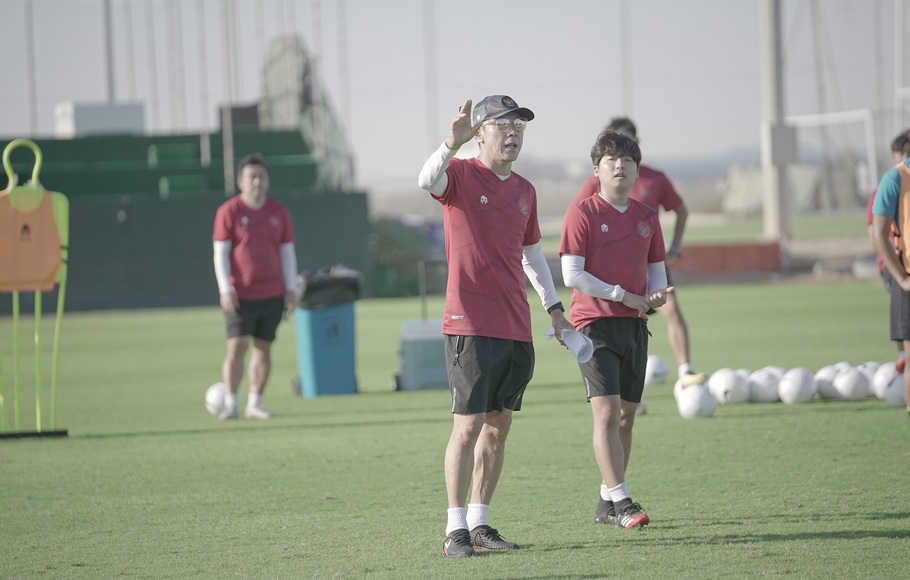 Pelatih Timnas Indonesia Shin Tae-yong memberikan pengarahan kepada pemain dalam sesi latihan.