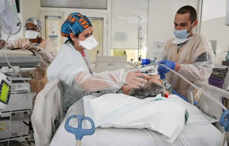 Staf medis memberikan obat kepada pasien Covid-19 di unit perawatan intensif rumah sakit antarkomune Andre-Gregoire di pinggiran Paris ketika Prancis mengadopsi langkah-langkah baru untuk memerangi penyebaran virus corona. 