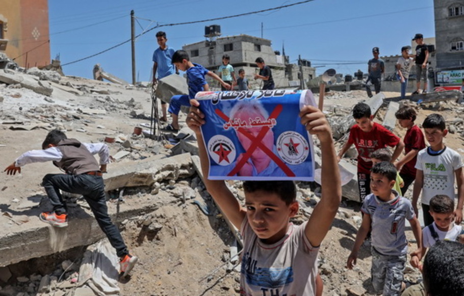 Anak-anak Palestina mengambil bagian dalam protes terhadap pernyataan Matthias Schmale, direktur Operasi Perserikatan Bangsa-Bangsa 