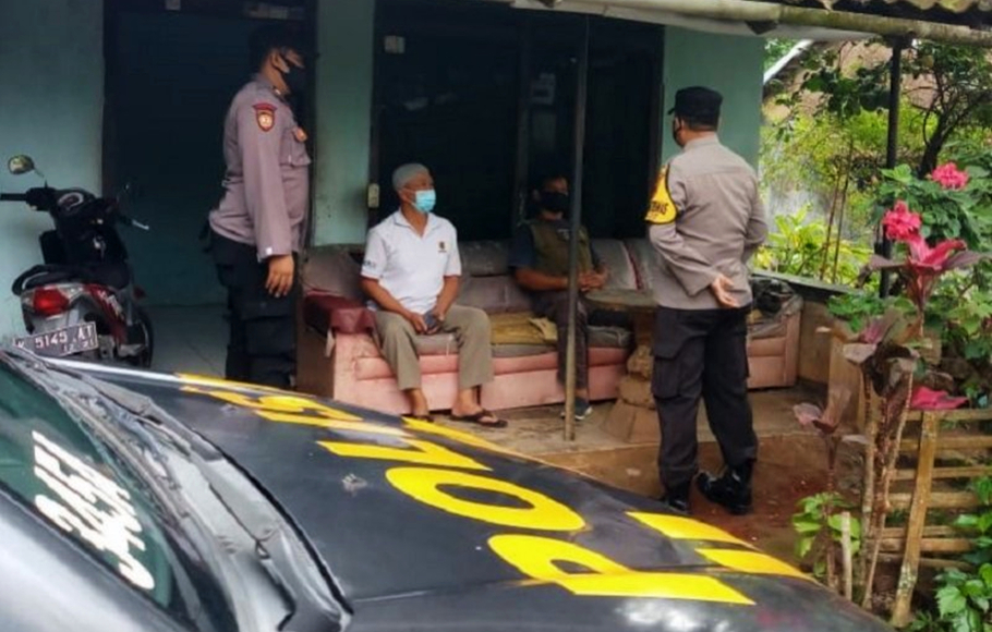 Polisi menyambangi rumah warga di Kabupaten Kudus, Jawa Tengah, untuk memberikan edukasi agar lebih taat terhadap prokes untuk mencegah penularan Covid-19, Jumat 28 Mei 2021.