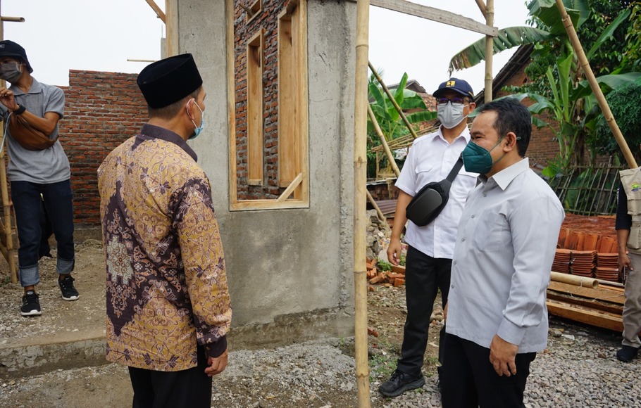 Anggota Komisi V DPR, Tubagus Haerul Jaman menghadiri kick off program Bantuan Stimulan Perumahan Swadaya (BSPS) yang diusung oleh Kempupera di Kota Serang, Banten.