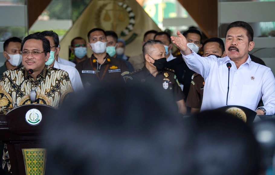 Ketua Badan Pemeriksa Keuangan (BPK) Agung Firman Sampurna (kiri) dan Jaksa Agung ST Burhanuddin (kanan) memberikan keterangan pers terkait kerugian keuangan negara dalam kasus dugaan tindak pidana korupsi PT Asabri, di Jakarta, Senin 31 Mei 2021.