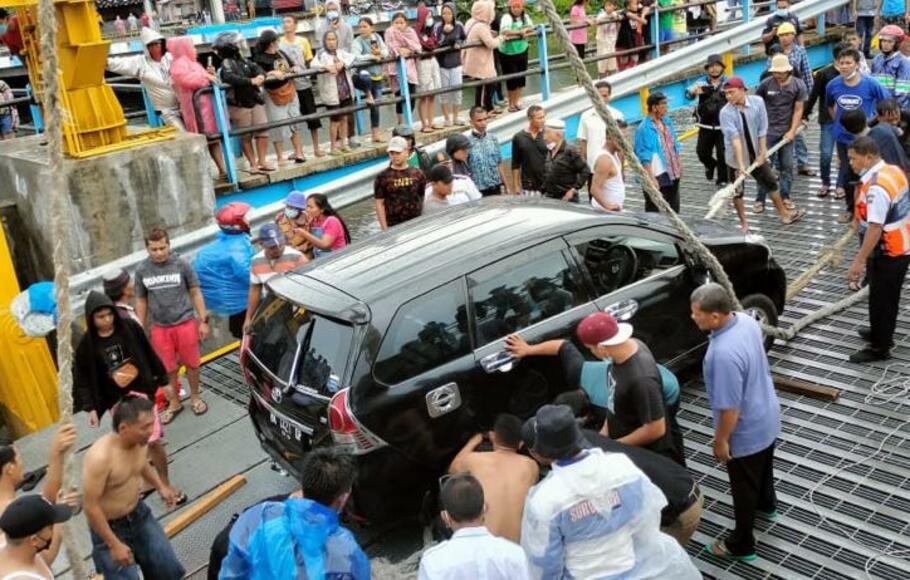 Mobil Toyota Avanza yang jatuh dari KMP Ihan Batak di Pelabuhan Ambarita, Samosir, Sumatera Utara, Senin, 31 Mei 2021. 