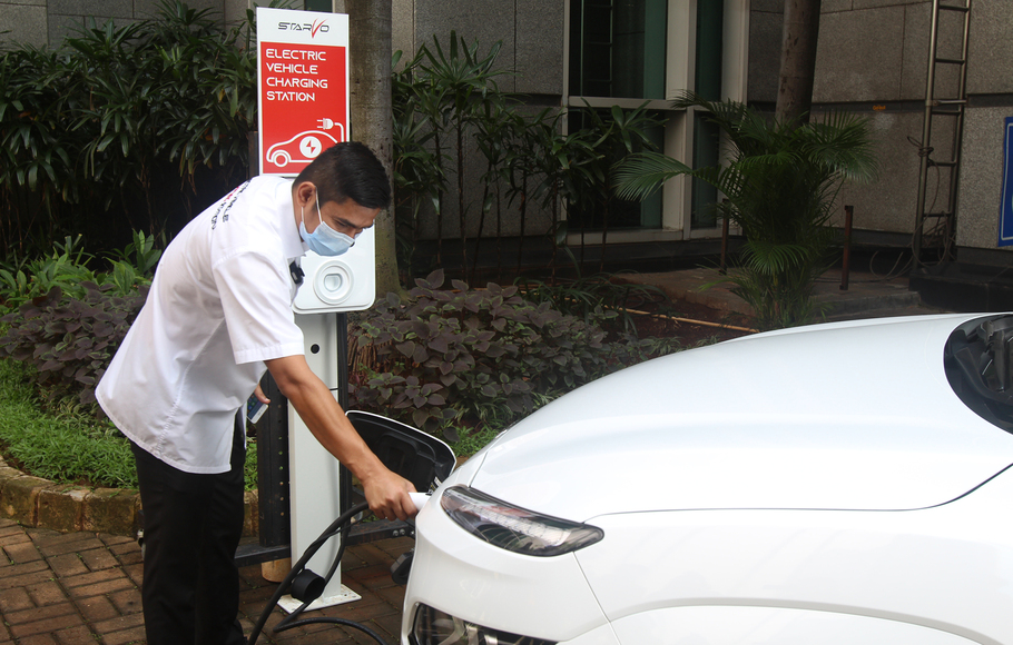 Pengendara mobil listrik mengaktifkan SPKLU dengan aplikasi di smartphone untuk mengisi baterai kendaraannya, Jakarta, Rabu (2/6/2021). Berdasarkan riset Eaton, Indonesia memimpin dalam hal prioritas perluasan target bauran energi baru terbarukan di Asia Pasifik. Sebanyak 83 % perusahaan di Indonesia memandang peningkatan penggunaan EBTsebagai prioritas bisnis utama.