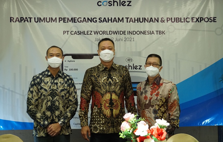 Presiden Direktur PT Cashlez Worldwide Indonesia Tbk, Suwandi (tengah).
