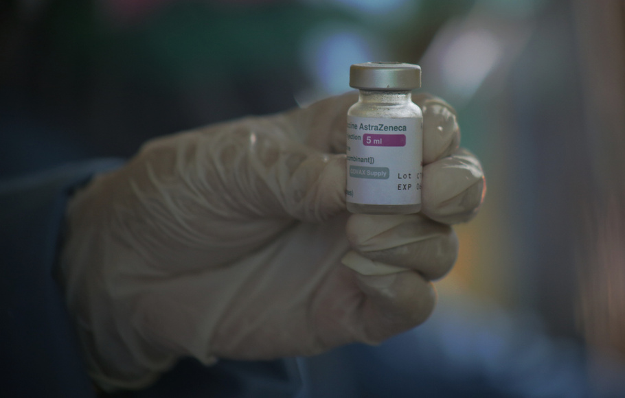 Petugas kesehatan menunjukan vaksin AstraZeneca dalam proses vaksinasi Covid-19 di RT 03/RW 03, Kelurahan Cilangkap, Cipayung, Jakarta Timur, Rabu, 2 Juni 2021.