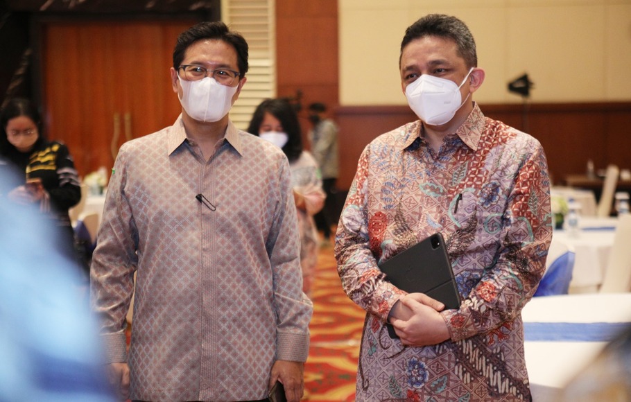Dirjen Pengelolaan Pembiayaan dan Risiko Kemenkeu Luky Alfirman (kanan) bersama Presiden Direktur PT Indonesia Infrastructure Finance Reynaldi Hermansjah (kiri) disela acara penandatangangan perjanjian sindikasi pinjaman di Jakarta, Kamis 3 Juni 2021.