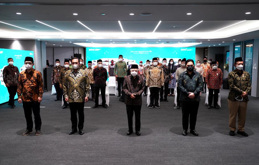 Wakil Presiden Ma’ruf Amin (tengah) bersama Ketua Umum Masyarakat Ekonomi Syariah (MES) Erick Thohir (kedua kanan), Wakil Ketua MES Agung Firman Sampurna (kedua kiri), Ketua Dewan Penggerak MES Mahfud MD (kanan), dan Ketua Dewan Penyantun MES Arsjad Rasjid (kiri) berfoto bersama dalam acara silaturahmi Idulfitri 1442 H Masyarakat Ekonomi Syariah di Jakarta, Jumat, 4 Juni 2021.