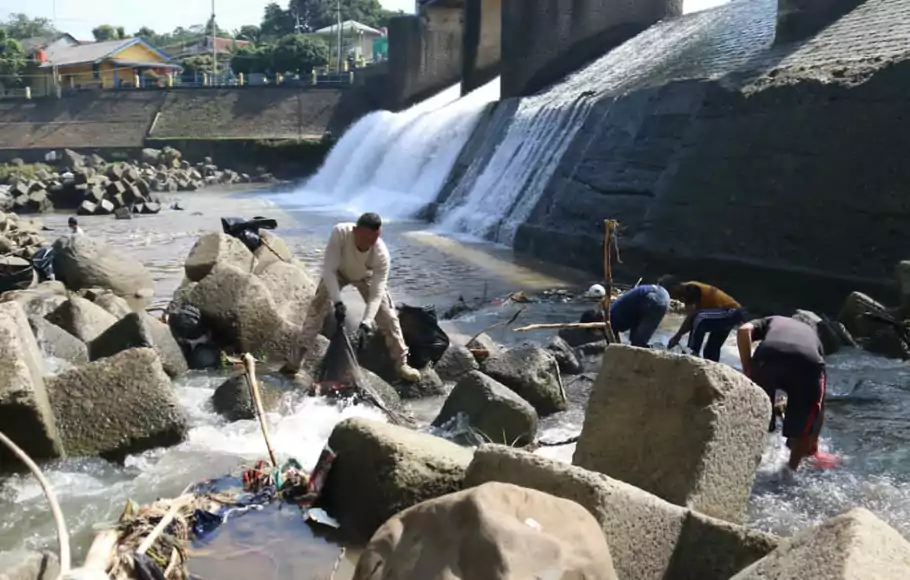 Aksi bersih-bersih sungai Ciliwung di Bendung Katulampa dalam rangka memperingati Hari Lingkungan Hidup, Sabtu, 5 Juni 2021.