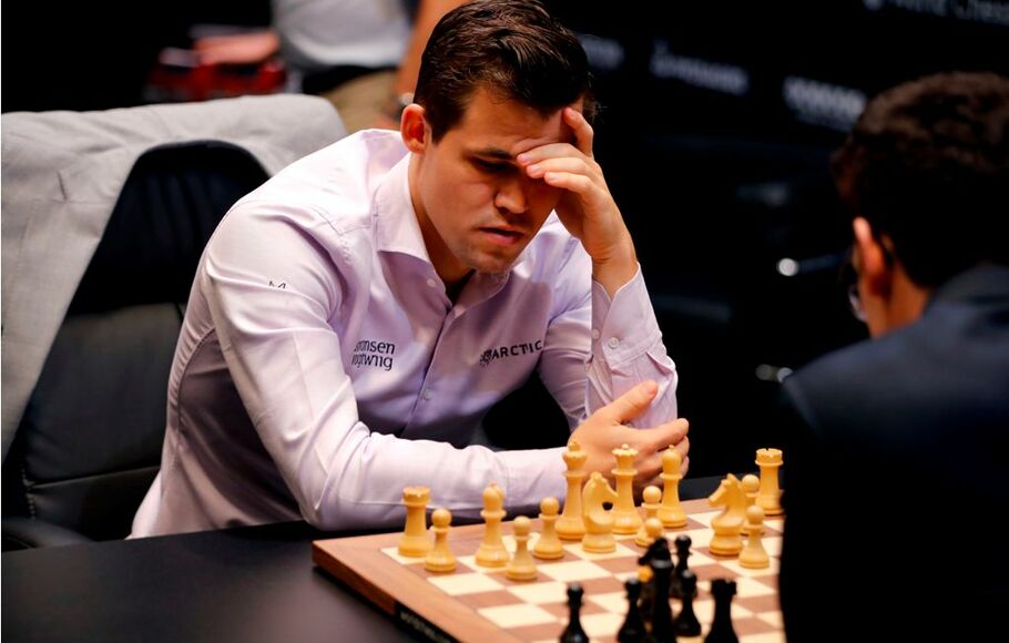 Juara dunia catur, Magnus Carlsen (kiri).