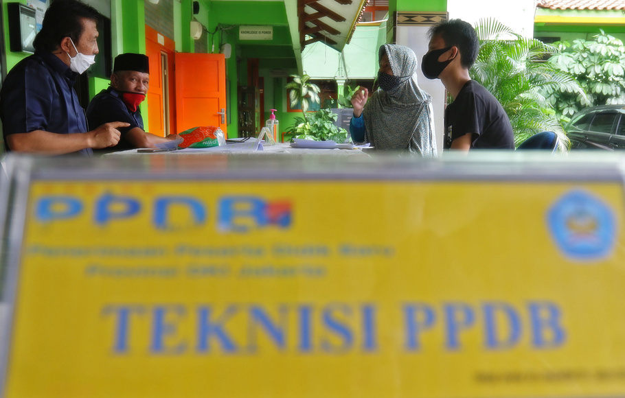 Orang tua murid mencari informasi pengajuan akun untuk mengikuti proses penerimaan Peserta Didik Baru (PPDB) Tahun Pelajaran 2021/2022 di Sekolah SMA Negeri 87 Jakarta Selatan, Senin 7 Juni 2021. BeritaSatuPhoto/Joanito De Saojoao.