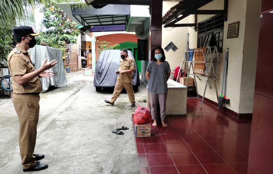 Lurah Gerendeng, Karawaci, Kota Tangerang, Nasron A Mufti, melakukan inspeksi mendadak penerapan 