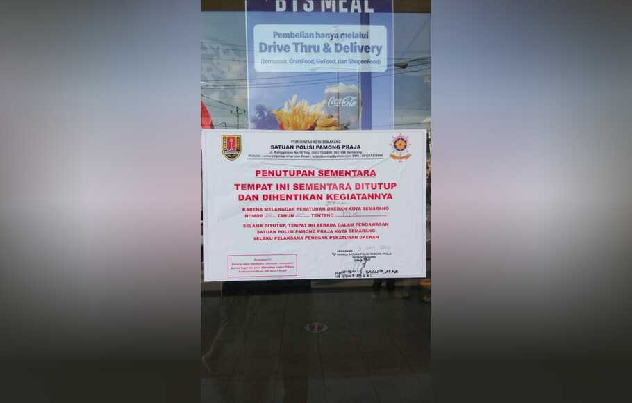 Gerai McDonald's di Semarang disegel Satpol PP Kota Semarang karena melanggar aturan tentang PPKM Mikro. Kerumunan terjadi akibat adanya antrean pembelian BTS Meal, Rabu, 9 Juni 2021. 