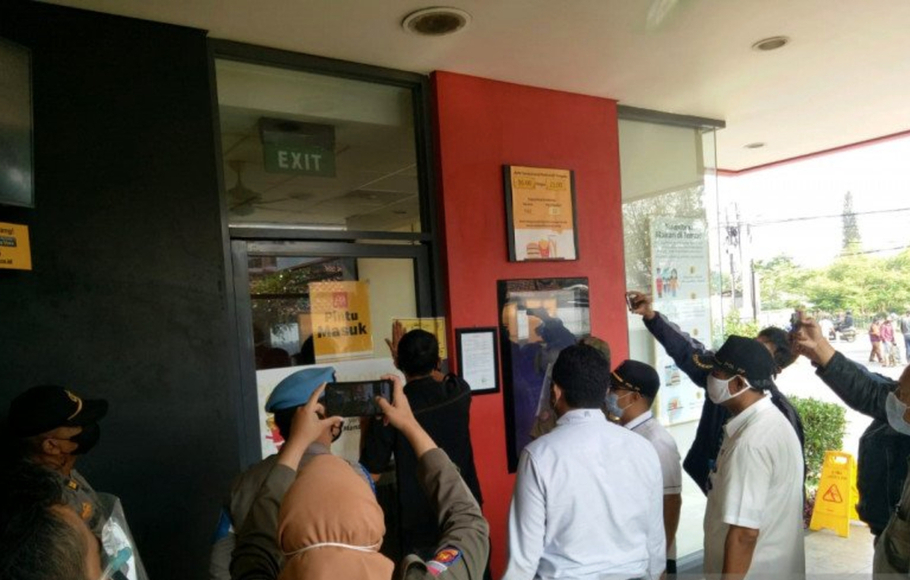 Penyegelan dilakukan terhadap gerai McDonalds yang berada di Jalan Buahbatu, Kota Bandung, Jawa Barat, Rabu 9 Juni 2021.