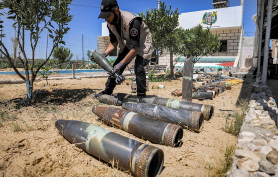 Seorang ahli bahan peledak Hamas meletakkan proyektil yang belum meledak dari pascakonflik Mei 2021 dengan Israel, di kantor polisi setempat di Khan Yunis di Jalur Gaza selatan pada Sabtu 5 Juni 2021.