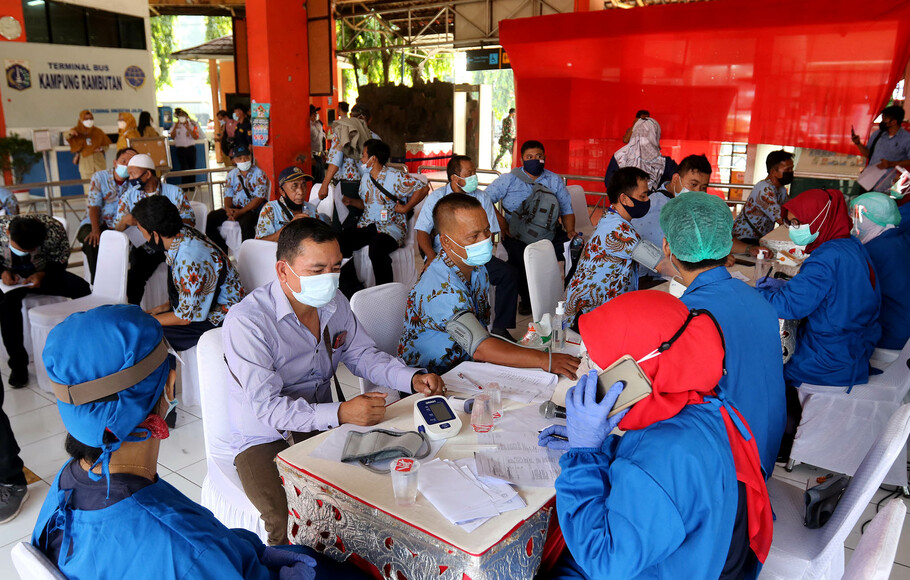 Sejumlah warga masyarakat yang merupakan pelaku transportasi melakukan proses vaksinasi di Terminal Kampung Rambutan, Jakarta Timur, Kamis 10 Juni 2021. BeritaSatuPhoto/Joanito De Saojoao. 