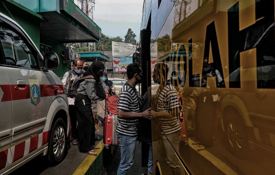 Sejumlah warga yang teridentifikasi positif Covid-19 menaiki bis sekolah untuk dibawa isolasi mandiri ke Wisma Atlet dari Puskesmas Ciracas, Jakarta Timur, Kamis 10 Juni 2021. BeritaSatuPhoto/Joanito De Saojoao.