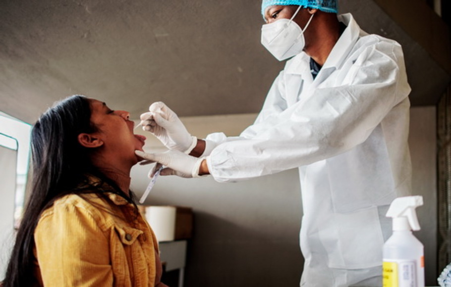 Seorang perawat dari rumah sakit Lancet Nectare (kanan) melakukan tes virus corona Covid-19 di Richmond, Afrika Selatan, pada 18 Desember 2020. 