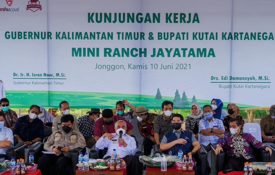 Gubernur Kalimantan Timur, Isran Noor, melakukan kunjungan ke mini ranch Jayatama (kandang penggembalaan mini) yang berlokasi di Desa Jonggon Jaya, Kecamatan Loa Kulu, Kutai Kartanegara (Kukar) Provinsi Kalimantan Timur, Kamis, 10 Juni 2021.