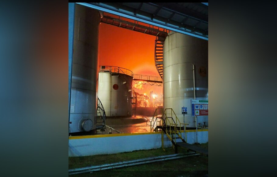 Kebakaran yang terjadi di area Pertamina Refinery Unit (RU) IV Cilacap, Jawa Tengah, Jumat 11 Juni 2021 malam.