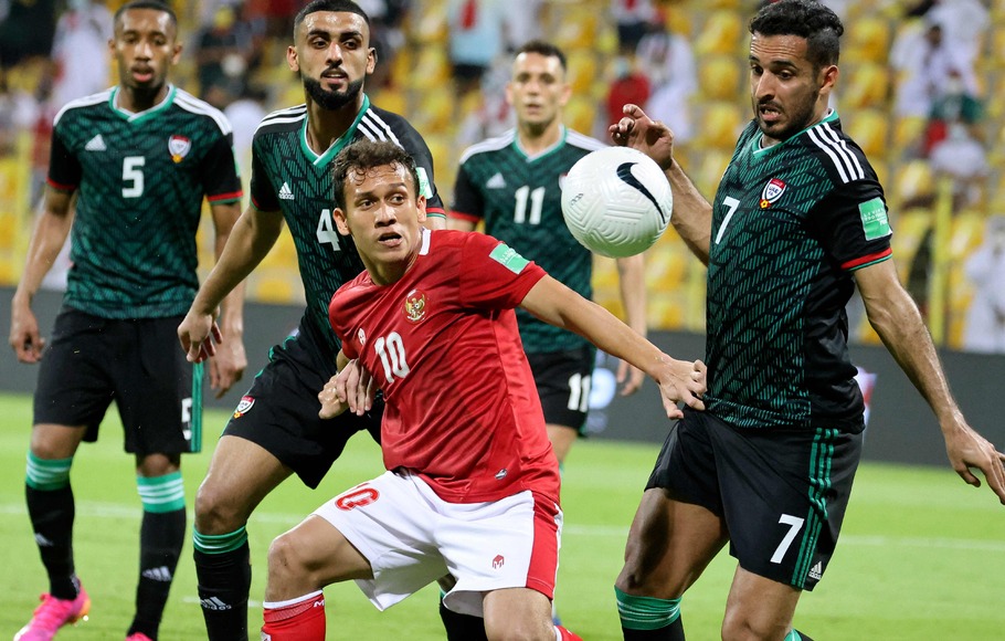 Pemain Indonesia Egy Maulana dari Indonesia (tengah) dikepung para pemain Uni Emirat Arab (UEA) dalam lanjutan kualifikasi Piala Dunia 2022 grup G di Stadion Zabeel, Dubai, UEA, Jumat, 11 Juni 2021, malam waktu setempat.