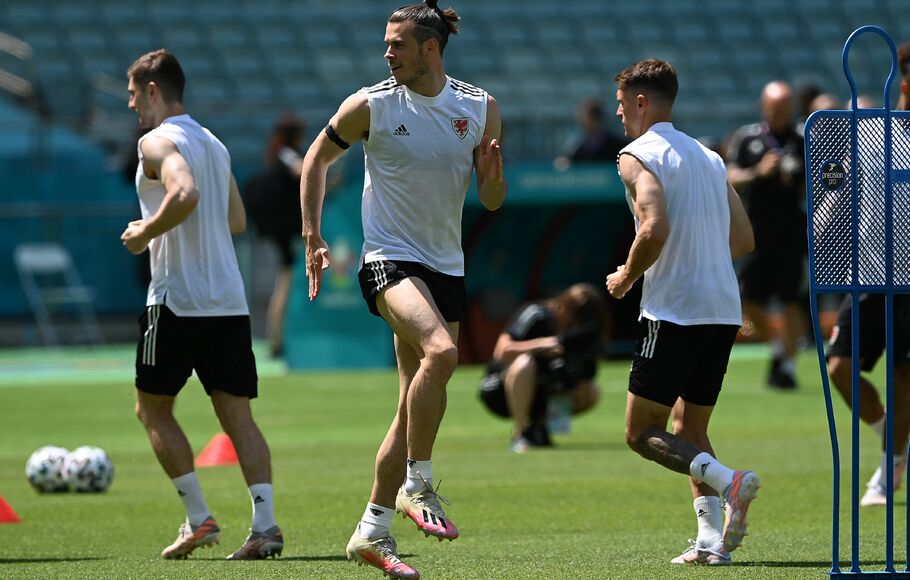 Pemain Timnas Wales, Gareth Bale (tengah), berlatih bersama rekan-rekan setimnya.